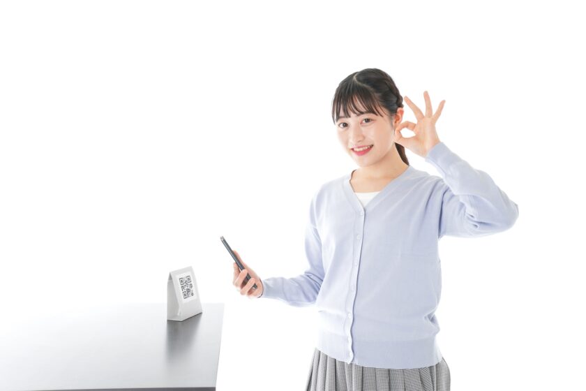QRコードはカメラアプリから読み取れます
